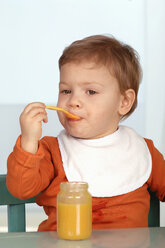 Kleines Kind beim Essen - CRF01037