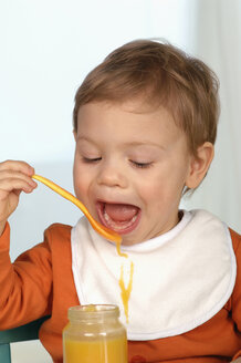 Kleines Kind beim Essen - CRF01036