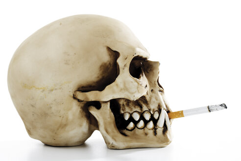 Schädel mit brennender Zigarette, Seitenansicht - 05380CS-U
