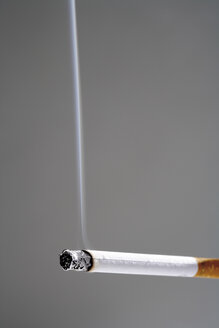 Brennende Zigarette, Nahaufnahme - 05373CS-U