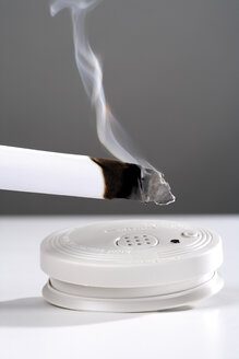 Brennende Zigarette am Rauchmelder - 05363CS-U