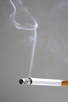 Brennende Zigarette, Nahaufnahme - 05334CS-U