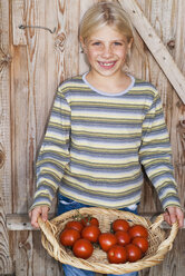 Mädchen (7-9) trägt Korb mit Tomaten, Porträt, Nahaufnahme - WESTF02979