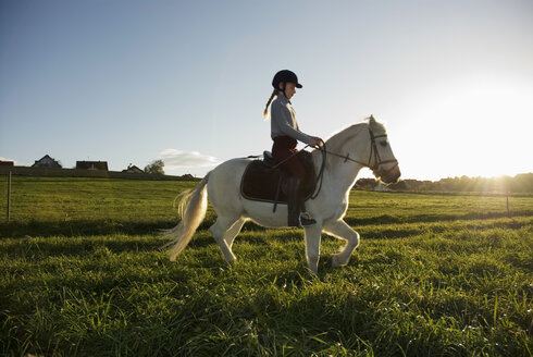 Mädchen (7-9) reitet Pony, Seitenansicht - WESTF02942