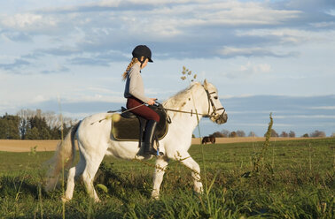 Mädchen reitet Pony - WESTF02893