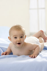 Kleiner Junge (6-12 Monate) auf dem Bauch liegend - SMOF00043