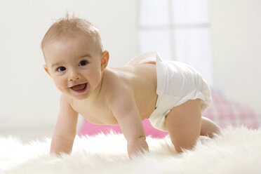 Baby boy (6-12 months) crawling - SMOF00038