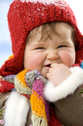 Baby-Mädchen (12-15 Monate) mit Mütze, lächelnd, Nahaufnahme - SMOF00030