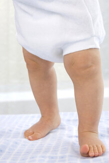 Baby-Junge (6-12 Monate) stehend, niedriger Ausschnitt - SMOF00020