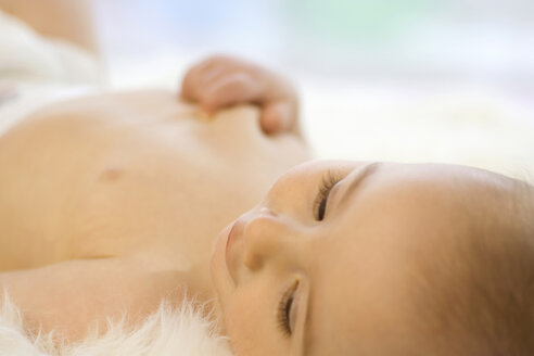 Baby boy (6-12 months) lying on back,close-up - SMOF00010