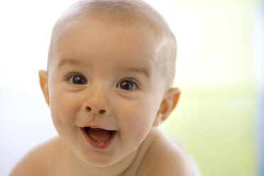 Kleiner Junge (6-12 Monate), lächelnd, Nahaufnahme - SMOF00006