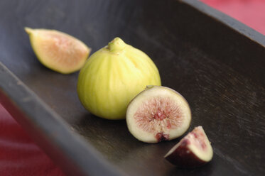 Sliced figs in a row, close-up - ASF02672
