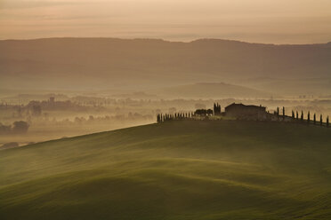 Italy, Tuscany, misty landscape - FOF00036