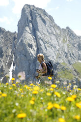 Frau beim Wandern in den österreichischen Alpen, Seitenansicht - MRF00668
