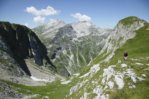 Mann beim Wandern in den österreichischen Alpen - MRF00666