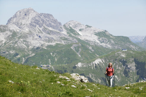 Frau beim Wandern in den österreichischen Alpen - MRF00664