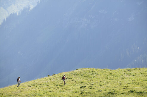 Zwei Personen beim Wandern in den österreichischen Alpen - MRF00660