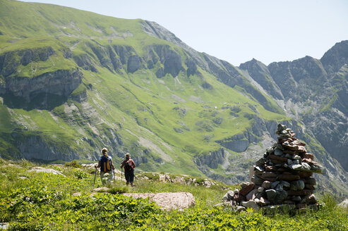 Zwei Menschen wandern in den Bergen - MRF00656