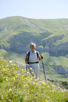 Frau beim Wandern in den österreichischen Alpen - MRF00655