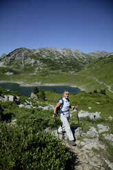 Frau beim Wandern in den österreichischen Alpen - MRF00651