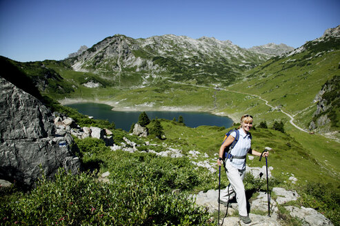 Frau beim Wandern in den österreichischen Alpen - MRF00650
