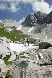 Zwei Menschen wandern in den österreichischen Alpen - MRF00647