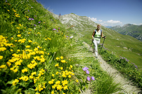 Frau beim Wandern in den österreichischen Alpen - MRF00645