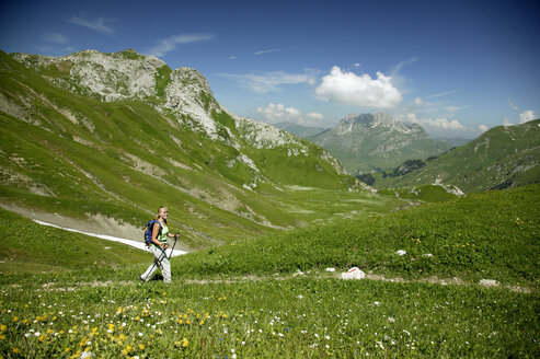 Frau beim Wandern in den österreichischen Alpen - MRF00639