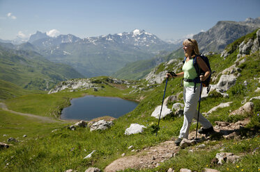 Frau beim Wandern in den österreichischen Alpen - MRF00637