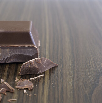 Single piece of chocolate and chocolate chips, close-up - COF00099