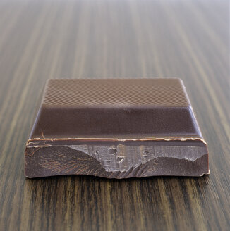 Einzelnes Stück Schokolade, Nahaufnahme - COF00097