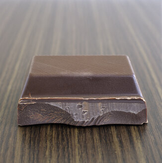 Single piece of chocolate, close-up - COF00097