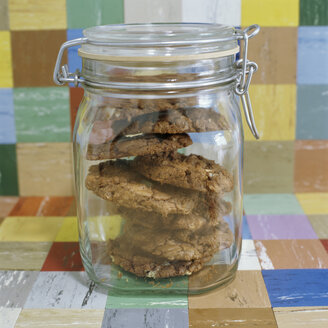 Closed cookie jar, close-up - COF00074