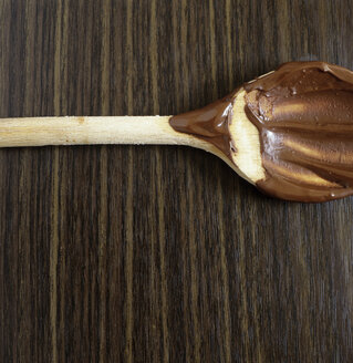 Wooden spoon full of chocolate, close-up - COF00069