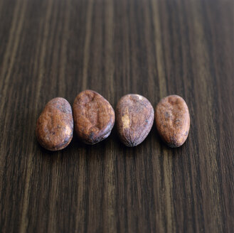 Kakaobohnen in einer Reihe - COF00063