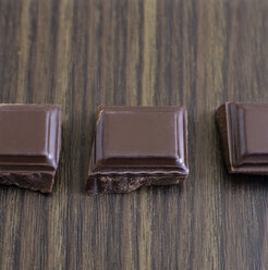 Schokoladenstücke in einer Reihe, Nahaufnahme - COF00062