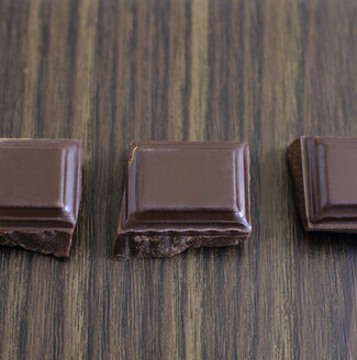 Chocolate pieces in a row, close-up - COF00062