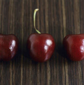 Three cherries in row, close-up - COF00049