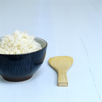 Gekochter Reis in einer Schüssel, Holzlöffel beiseite - COF00043
