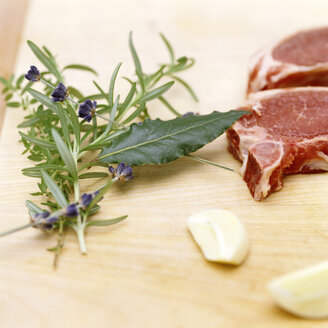 Slice of meat with fresh garlic and herbs - COF00036