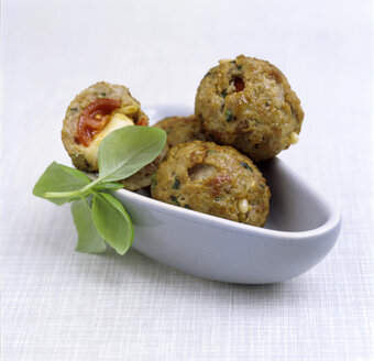 Minced meatballs in little dish, close-up - COF00035