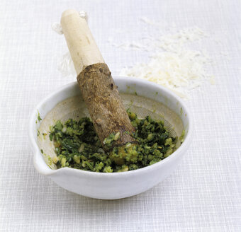 Grünes Pesto im Mörser - COF00034