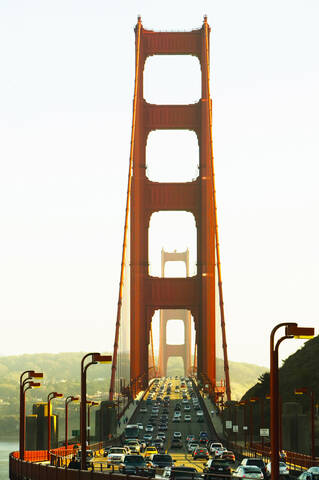 USA, Kalifornien, San Francisco, Verkehr auf der Golden Gate Bridge, lizenzfreies Stockfoto