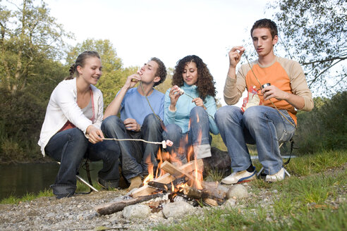 Teenager sitzen am Feuer - RDF00223