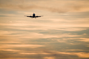 Flugzeug in der Dämmerung, Silhoutte - RDF00216