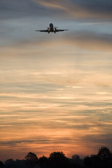 Flugzeug in der Dämmerung, Silhoutte - RDF00215