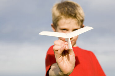 Junge (10-13) hält Papierflugzeug, Nahaufnahme - RDF00211