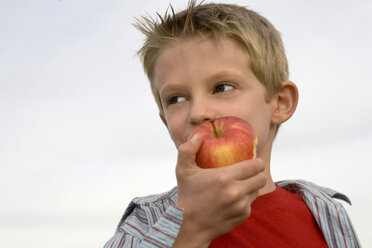 Junge (10-12) isst Apfel, Nahaufnahme - RDF00205