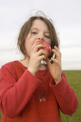 Girl (7-9) eating apple, close-up - RDF00204