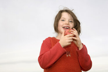 Girl (7-9) eating apple, close-up - RDF00202